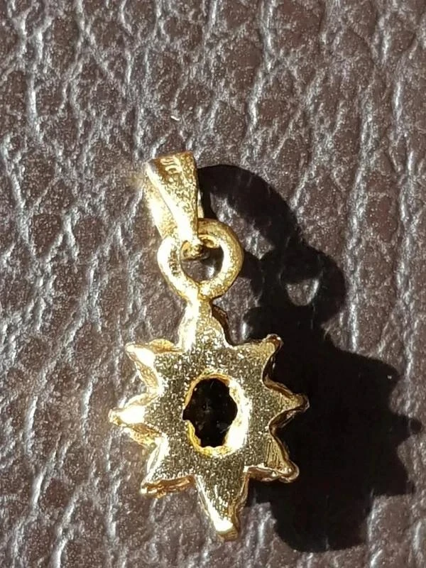 Pingente dourado com pedra azul e strass – photo 3